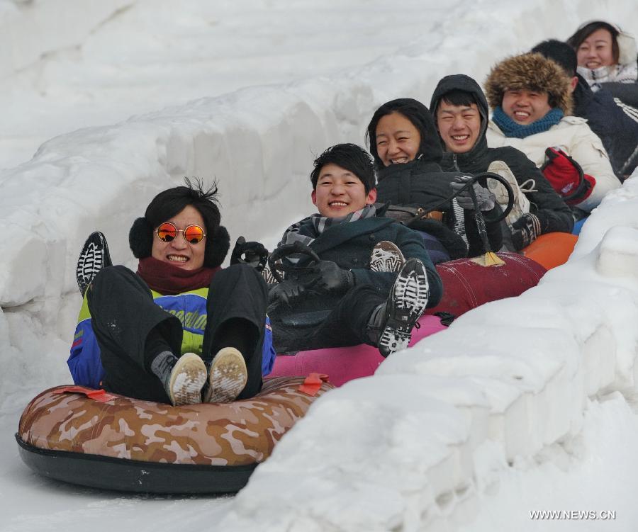 People have fun at ski resorts in NE China's Jil