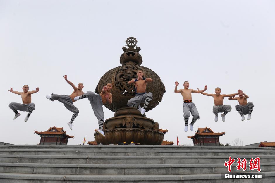 Monks practice Shaolin kung fu(5)