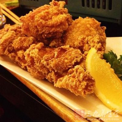 吃油炸食品，最好搭配富含维生素和抗氧化剂的蔬果