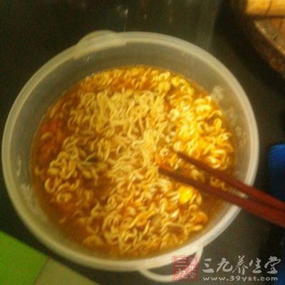 方便面不要经常吃。最好不买即食的碗装面，吃的时候最好煮