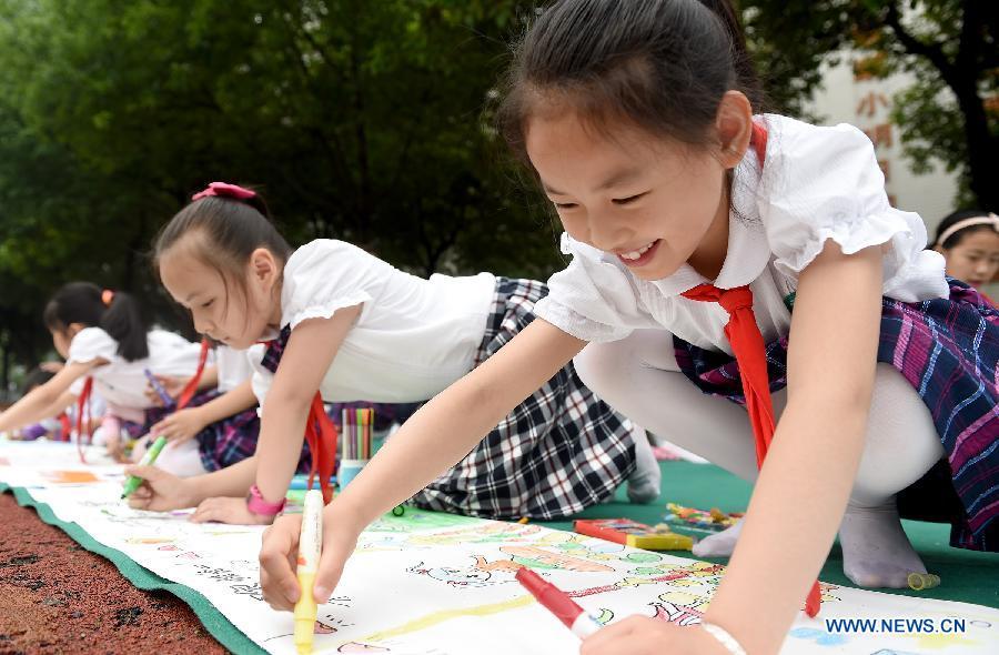 Students draw pictures to welcome Children's D