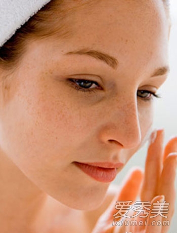 DIY护肤偏方﹕柠檬水洗脸美白淡斑(3)