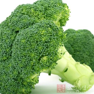 西兰花中含有人体皮肤需要的丰富的维生素A、维生素C和胡萝卜素
