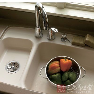 潜伏在身边的5个“细菌炸弹” 厨房的水槽也是细菌积累过多的地方
