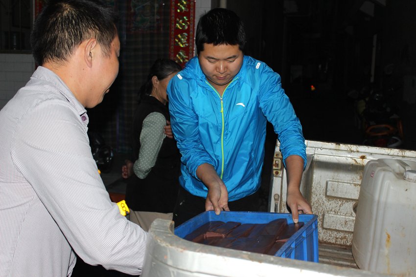 黑作坊用牛羊血做鸭血 为防腐用甲醛泡(7)