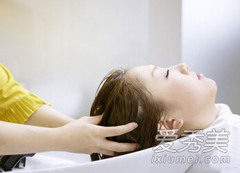 不妨给<em>头发</em>吃点<em>醋</em> 揭用<em>醋</em>洗头的好处(1)_要闻