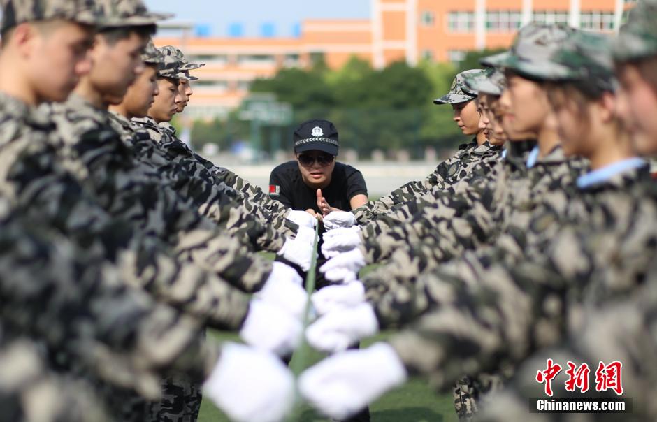Students receive military training in strict way(3