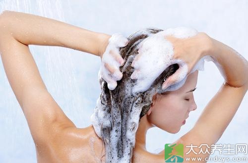 <em>几天洗一次头发</em>最健康_要闻_光明网