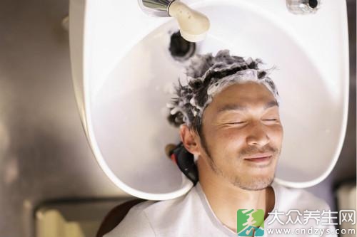 男人这样<em>洗头发</em>更易秃顶_要闻_光明网