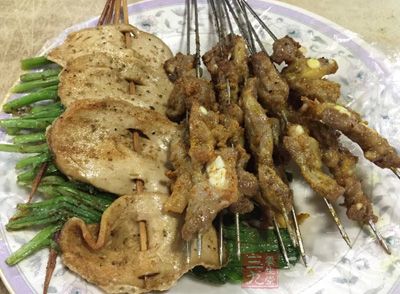 晚上吃这3类食物加快患癌速度 烧烤是夜宵的主打食物