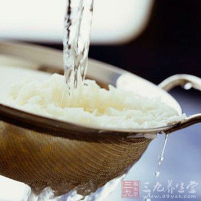 一两道淘米水会呈现PH值为5.5左右的弱酸性﹐