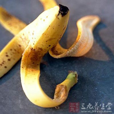 香蕉皮中含有蕉皮素，它可以抑制细菌和真菌滋生