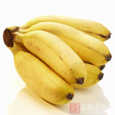 香蕉中含有大量的镁，多吃可使血液中的镁含量上升