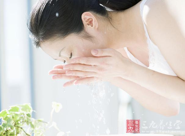 用肥皂洗脸习惯不利健康(1)
