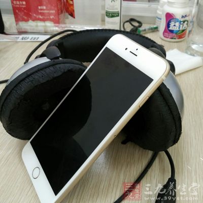 危险 这样玩手机就像怀里揣着一个炸弹(2)