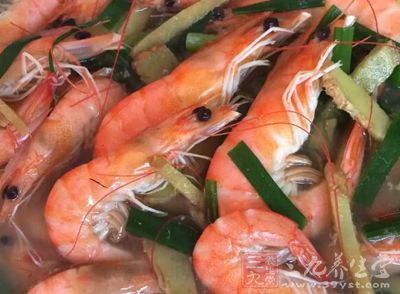 多种海产品，如虾、蟹、蛤、牡蛎等，体内均含有化学元素砷