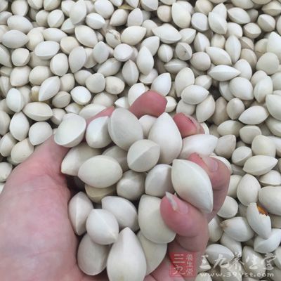 男人一生绝不能缺少的食物是它 我们指的是他们的坚果。坚果富含元素硒,它可是癌症的克星