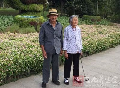  百岁老太做俯卧撑  会运动轻松活到百岁(1)_要闻