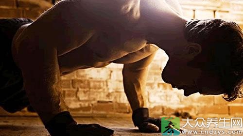  百岁老太 一口气做60个俯卧撑  做俯卧撑 有哪些