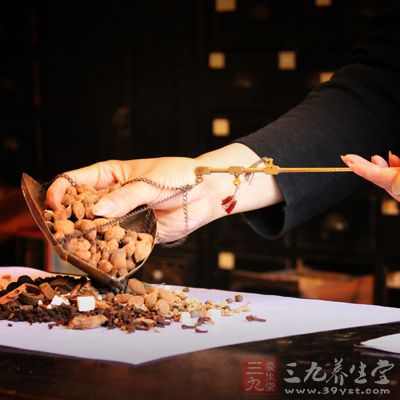 用中药金钱草和海金沙泡水服