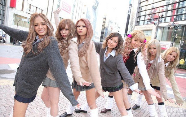 日本高中女生制服演变史~泡泡袜非常吸睛