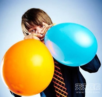 气球怎么吹才省力 f44d305ea488191f6e4c06.jpg