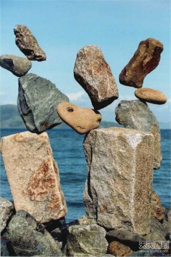 有人将石头巧妙平衡摆在一起