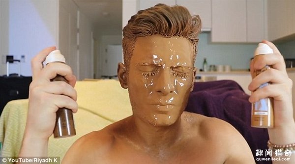 男子往脸上连喷100层古铜色喷雾﹐最终变巧
