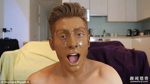 男子往脸上连喷100层古铜色喷雾﹐最终变巧