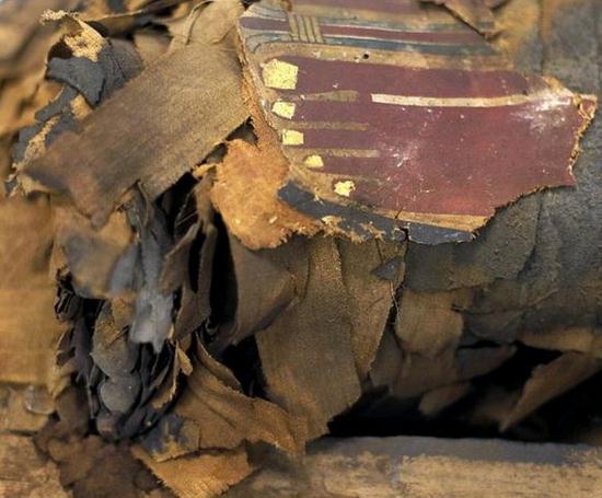 千年古埃及石棺重见天日,木乃伊脚趾外露