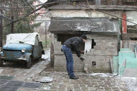 工人拆老房子发现旧瓷砖!鉴定后大发横财(3)