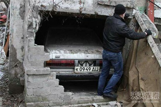 工人拆老房子发现旧瓷砖!鉴定后大发横财(4)