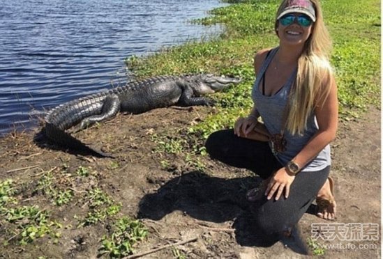 惊人!15岁女子抓鳄鱼就像抓宠物(6)