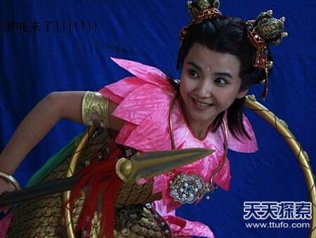 被三太子哪咤扔了两乾坤圈砸晕了.老牛的一世英名啊……谁叫他几百岁