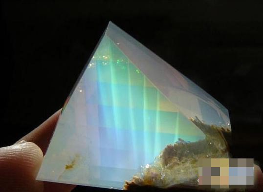 非洲现一大蛋白石:内部如迷你海底世界