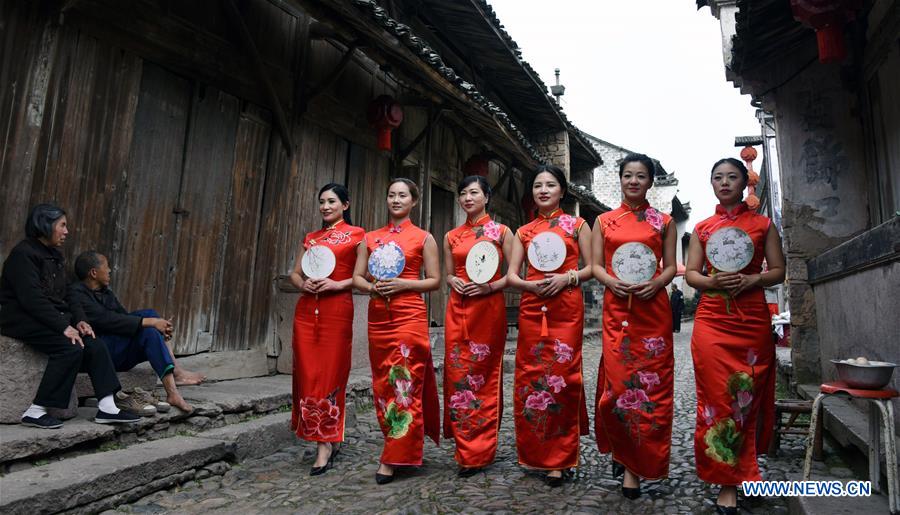 Women present Qipao in E China's Zhejiang(2