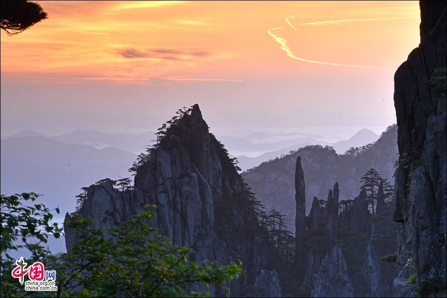 Impressive sunrise at Mount Huangshan Impressive sunrise at Mount Huangshan