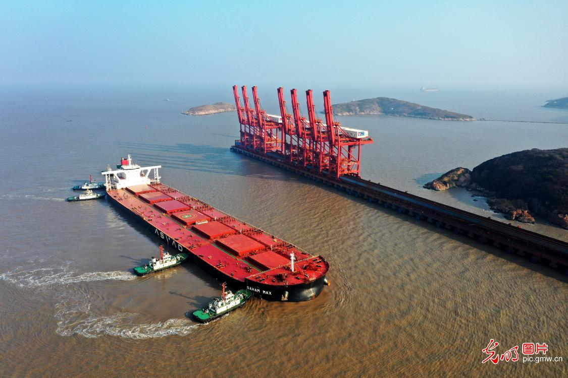 400,000-ton bulk carrrier docks Zhoushan port