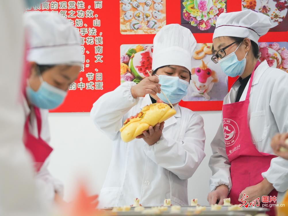 Huamo bakers prepare for Spring Festival in Zouping, Shandong