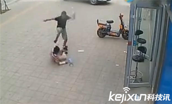 妈妈捡废品供孩子玩游戏 儿子抡起拖鞋一顿暴打