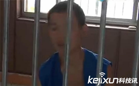 妈妈捡废品供孩子玩游戏 儿子抡起拖鞋一顿暴打