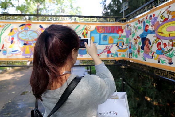 千米水城农民画长卷为新中国66岁华诞“祝寿”