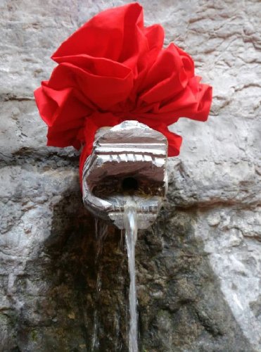 发现长寿泉 觅见记忆水——灵泉峡龙头涌现稀世矿水源