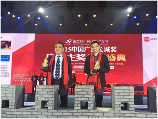图为（右）：洽洽食品股份有限公司品牌部总监马剑