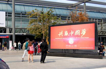 善林金融海外随行亮相伦敦机场