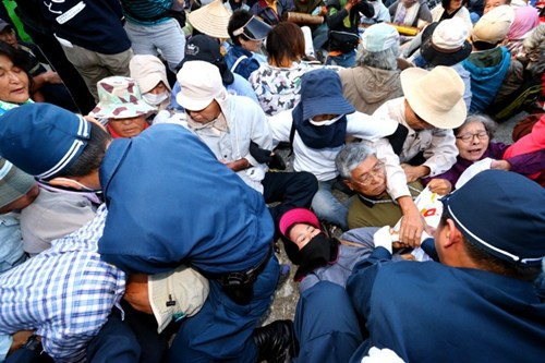 冲绳民众占道反对普天间机场搬迁 和防暴部队冲突
