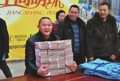 工地堆千万现金发工资 老板:农民工不习惯银行