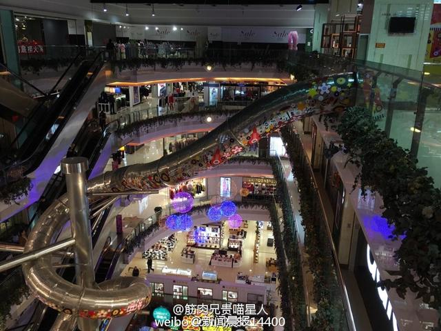 上海一商场现巨型滑梯 能从顶层滑到底层