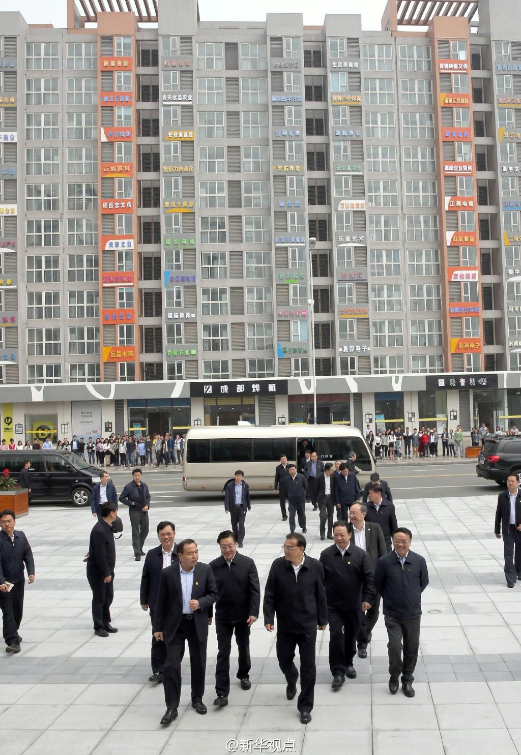 李克强与成都创客小镇机器人切磋羽毛球(13