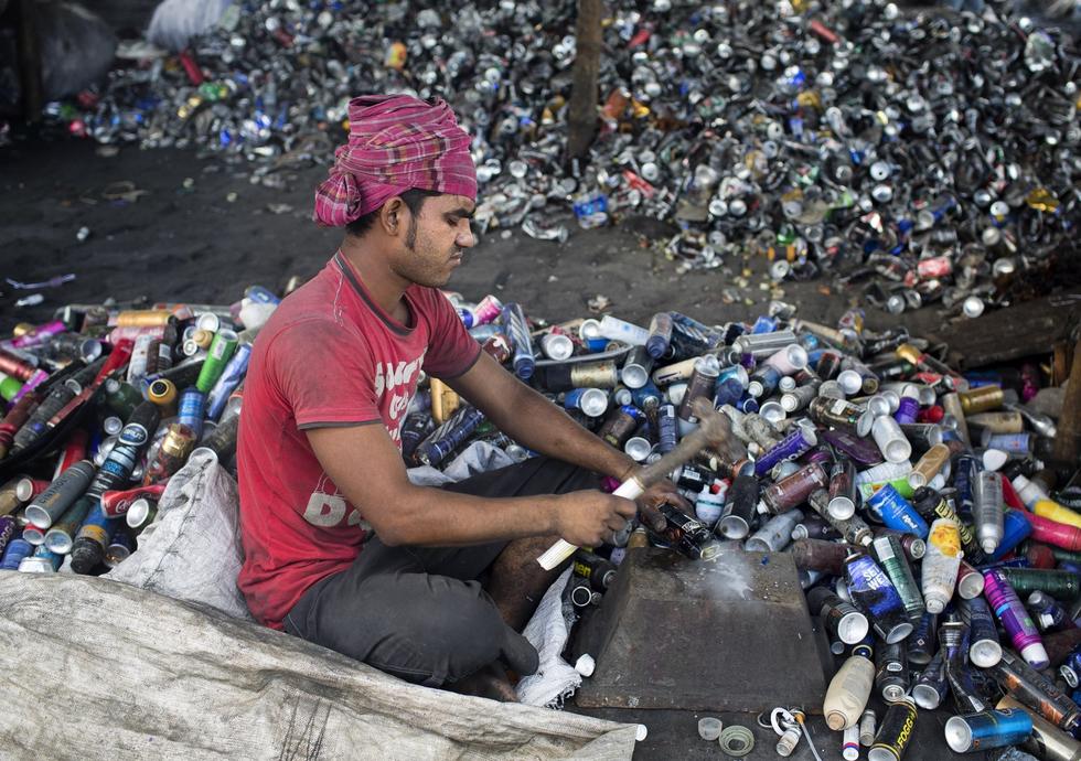 孟加拉回收工厂环境恶劣 工人长期忍受烟熏(1